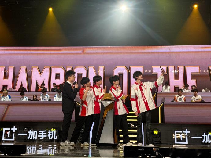 AG蝉联周冠 从首冠到蝉联，AG一步步夯实成绩，每一步都走得很扎实，不管遇到什么