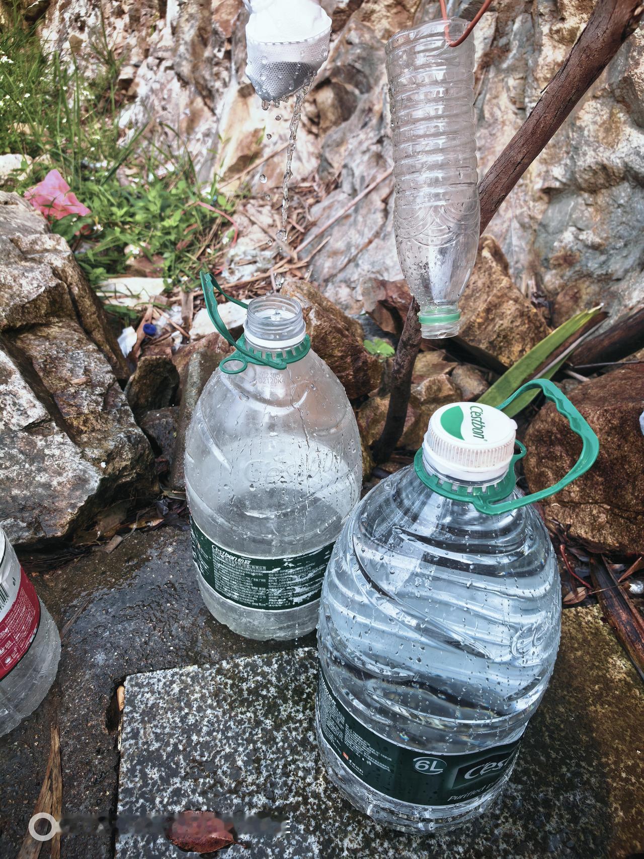 退休后，爱上山泉水，不远十几公里，开车去山顶，装上山泉水，水很细很小，得有耐性，