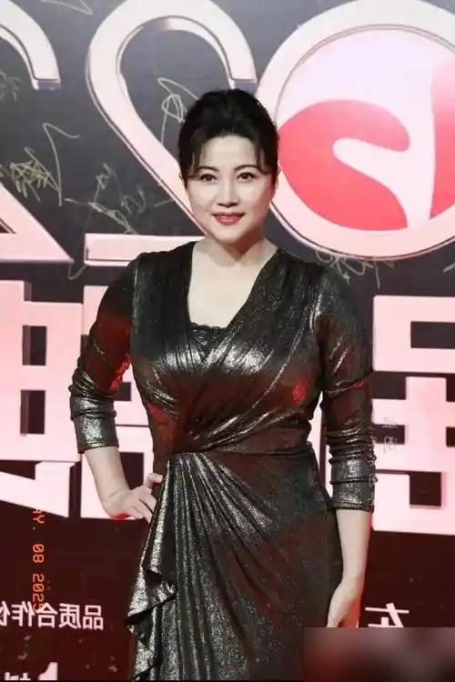 别再吹什么神仙爱情了。
我告诉你，52岁的颜丙燕拿下小20岁男友，靠的根本不是