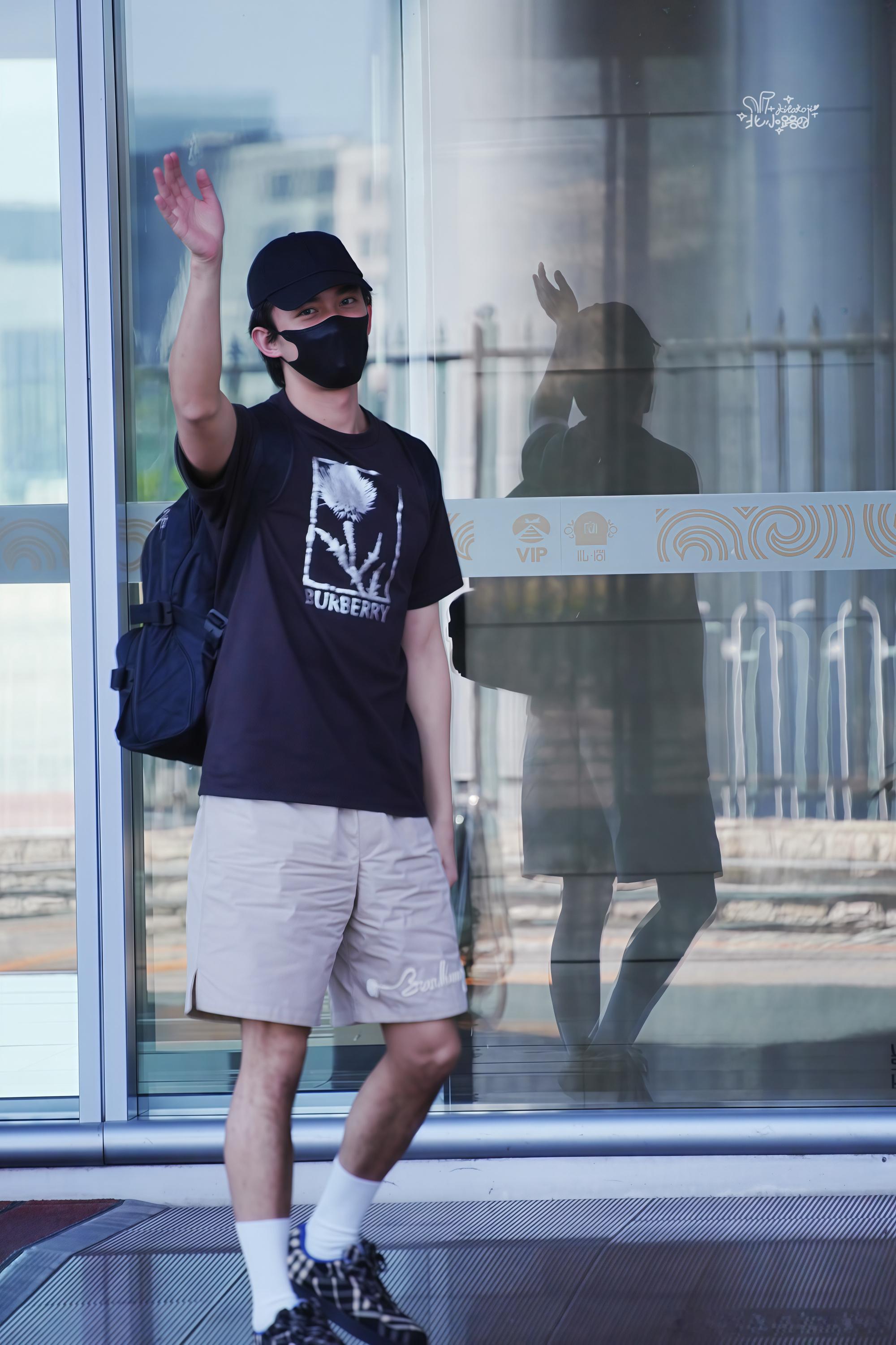 吴磊舞剑彩排吴磊素颜口罩禁欲感 告别舞台华丽造型，素颜口罩低调现身彩排现场，舞剑