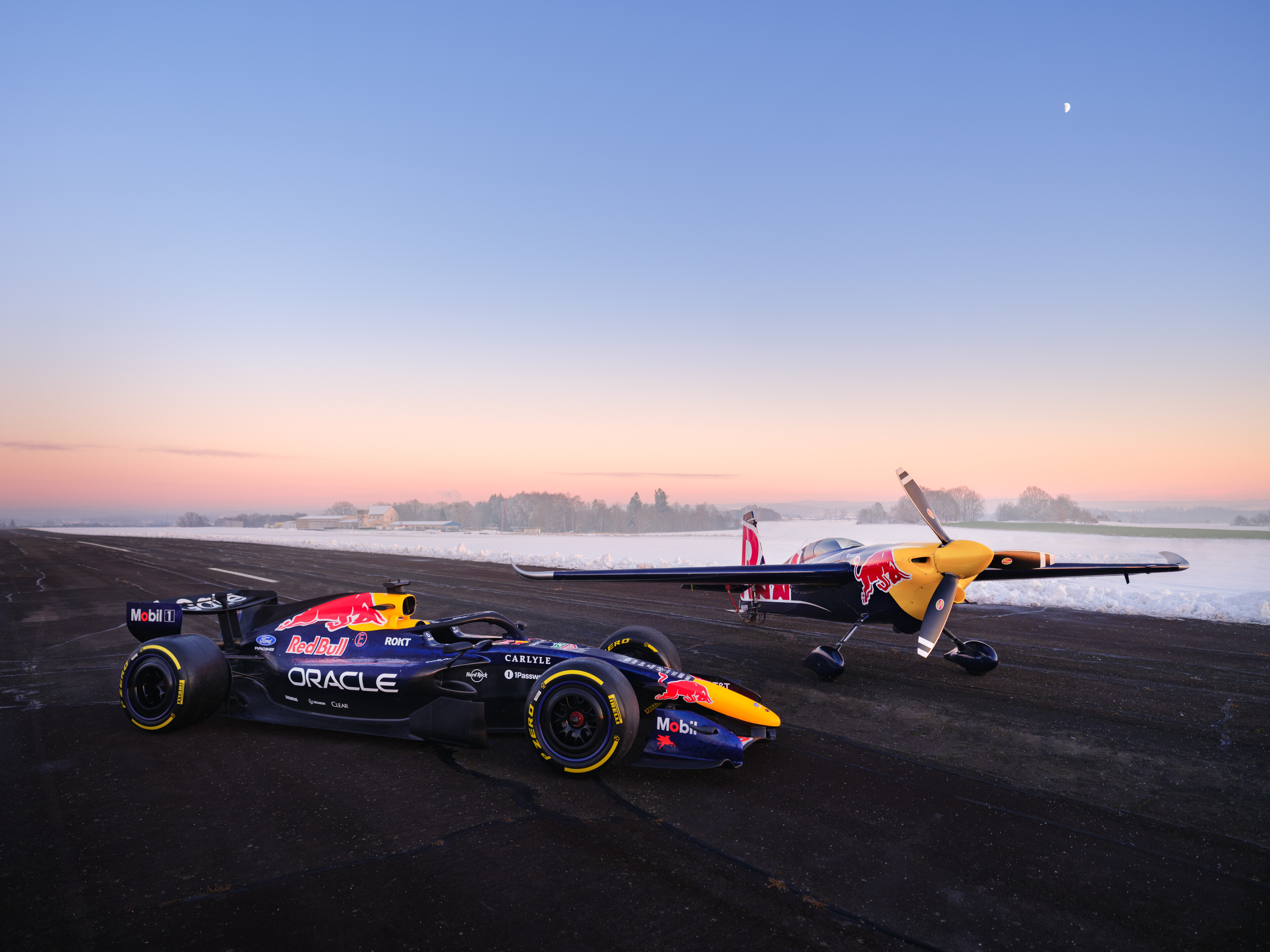 用飞机揭晓F1涂装，还是红牛会玩📸F1 2026F1赛车揭幕