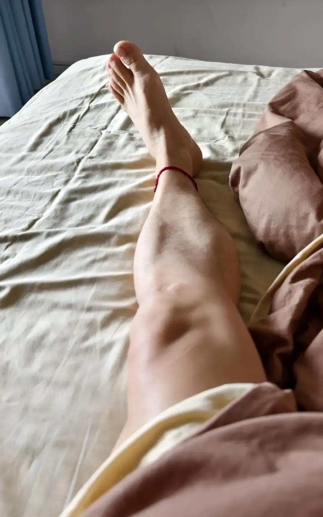 今早七点半手机闹钟响到第三遍我才睁眼。
被窝刚被体温烘得均匀，脚背一伸就能碰到那