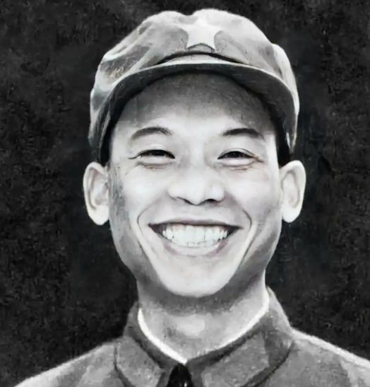 [太阳]1979年，我军一名走失的战士正在越南的农田里挖红薯，突然被人用石头砸了