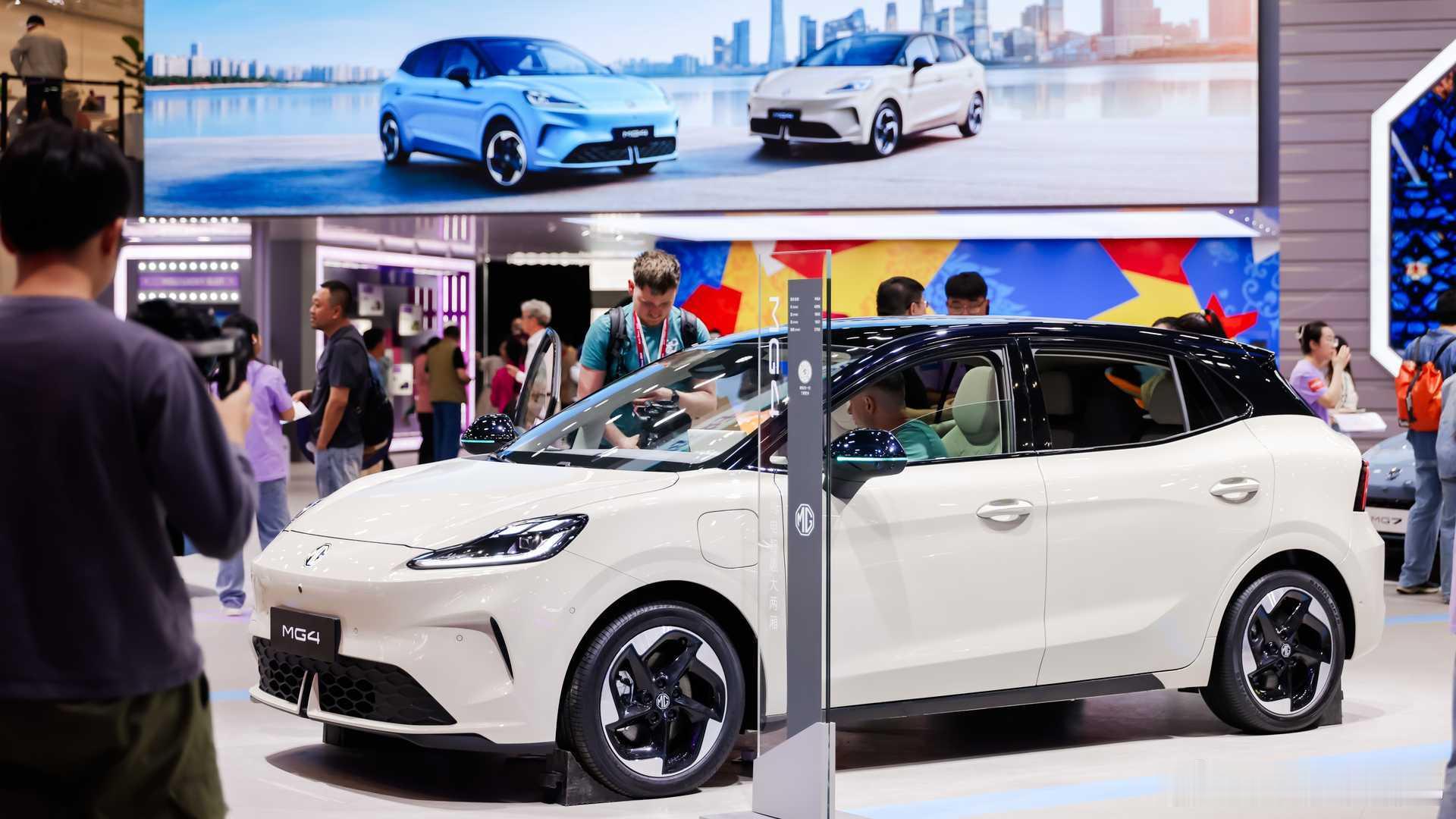 26款MG4上市了，来看看升级的地方1️⃣颜色新增蓝色和米色，增加了黑色悬浮顶2