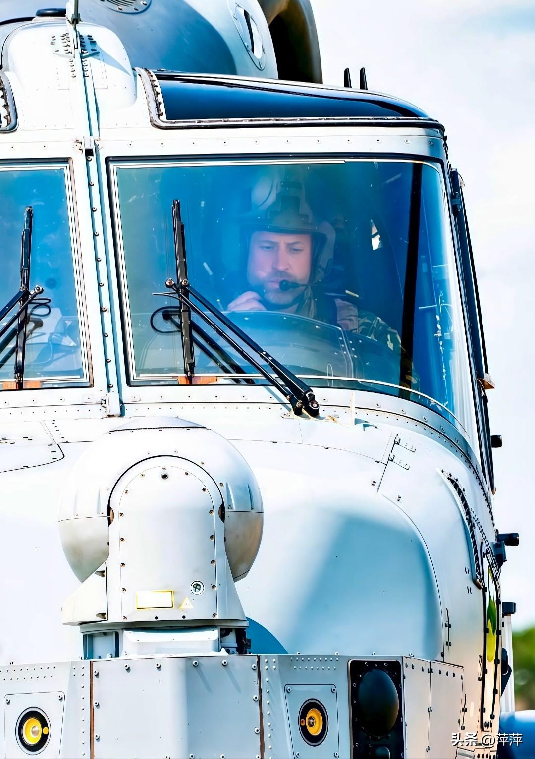 威廉王子曾是英国皇家空军搜救直升机飞行员，驾驶“海王”直升机在英吉利海峡执行多次