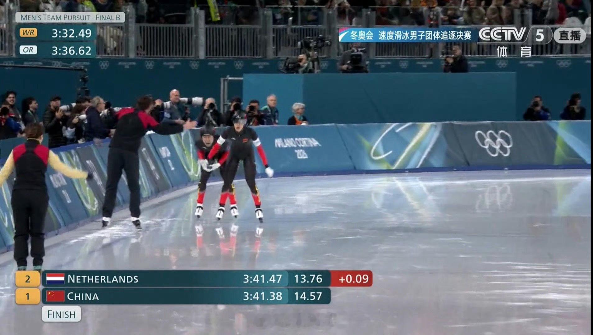 第6枚奖牌到手！米兰冬奥会速度滑冰男子团队追逐赛，中国速滑男队以0.09秒的优势