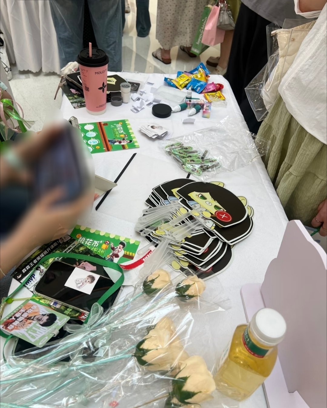 这只羊驼有妹妹头还有香槟玫瑰可以领 