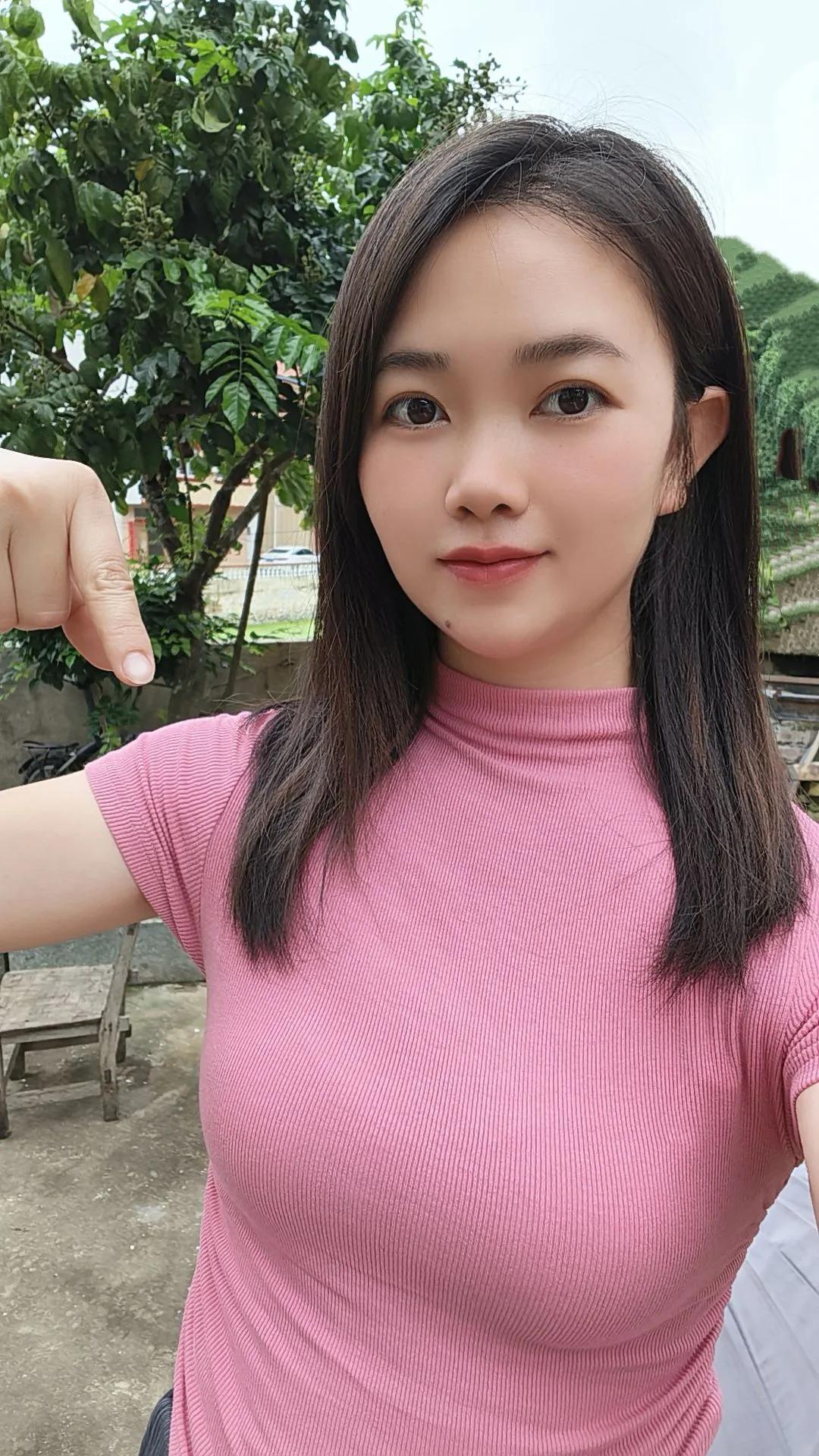 我来自广西梧州，岑溪市，出生于农村！

我生活在一个小山村，就连去赶集都是一四七