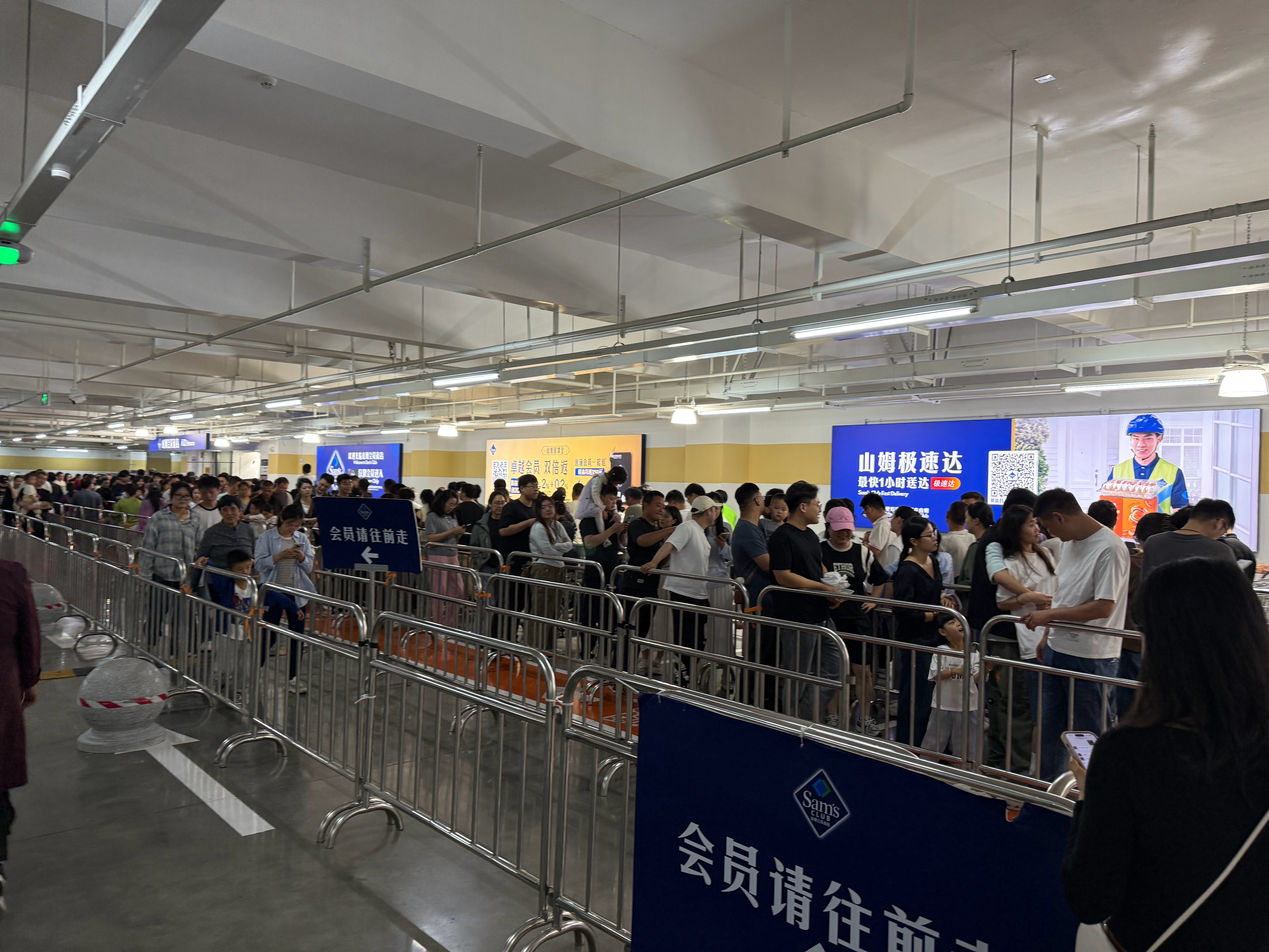 合肥最新的5A景区是山姆超市了，开业这么久第一次过来，排的头昏脑胀，从排队进停车