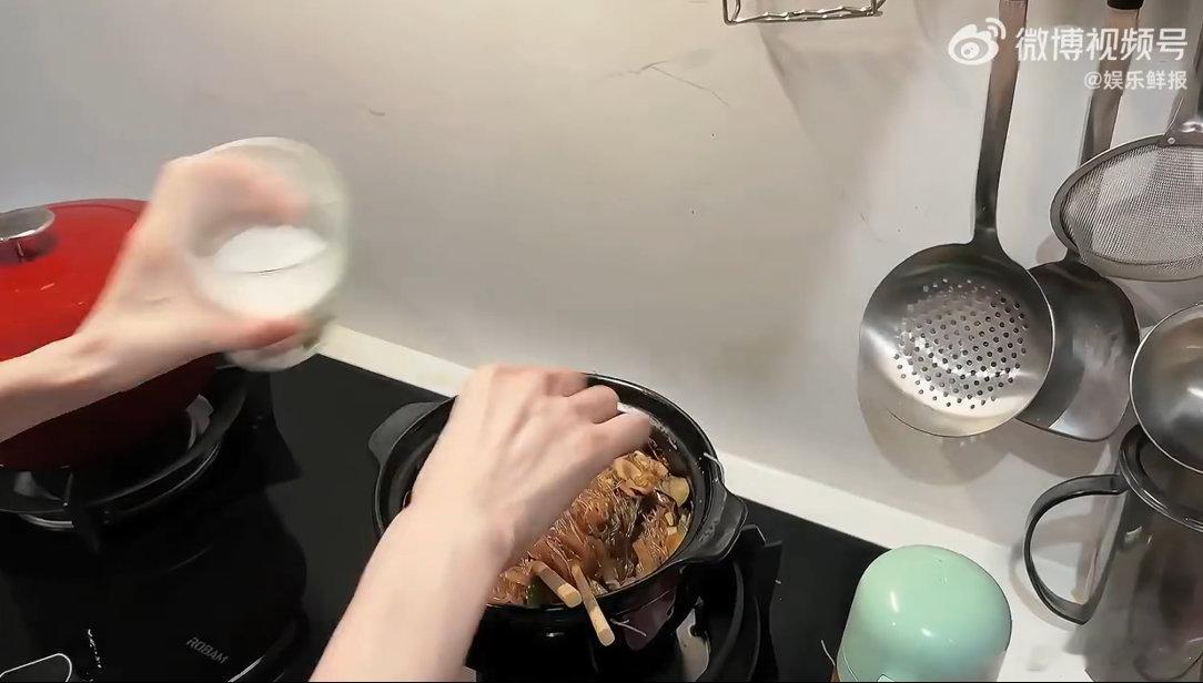 宋祖儿做饭届来了个天才很难不佩服宋祖儿的厨艺，吃商在线，做饭氛围感十足，沉浸式看