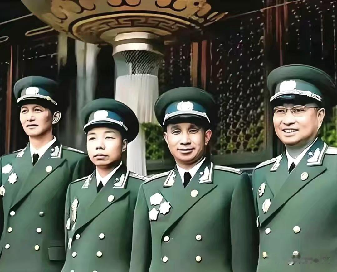 1955年，4位开国将领的合影，陈赓最有范儿，萧华像个未成年人。
 1955年，