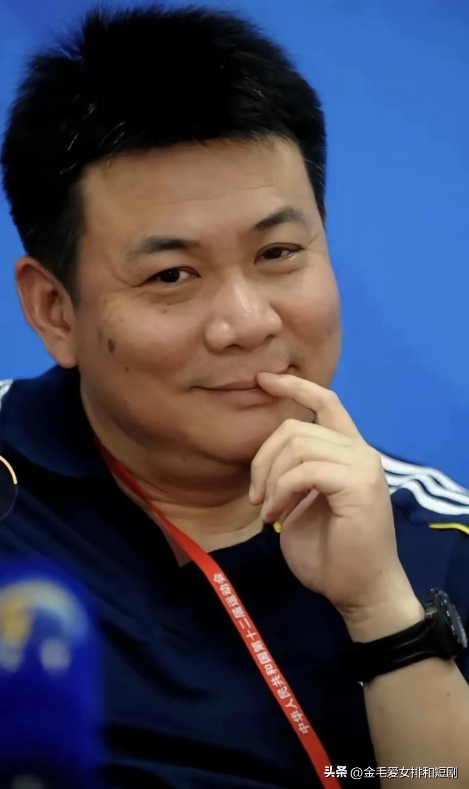 上海女排传来消息：由于上海女排在全运会上只取得第四名，主教练王之腾下课，新的主教