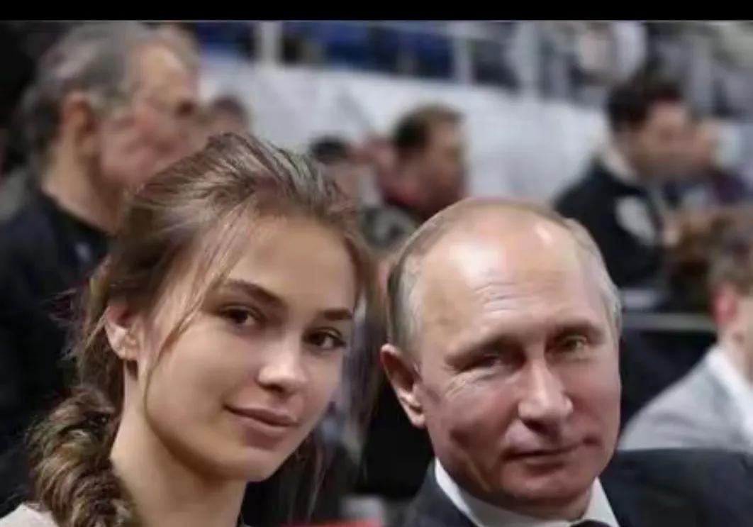 这位就是普京大帝的红颜知己了，
端庄大方，美丽动人，俄罗斯的女子就是与众不同，有