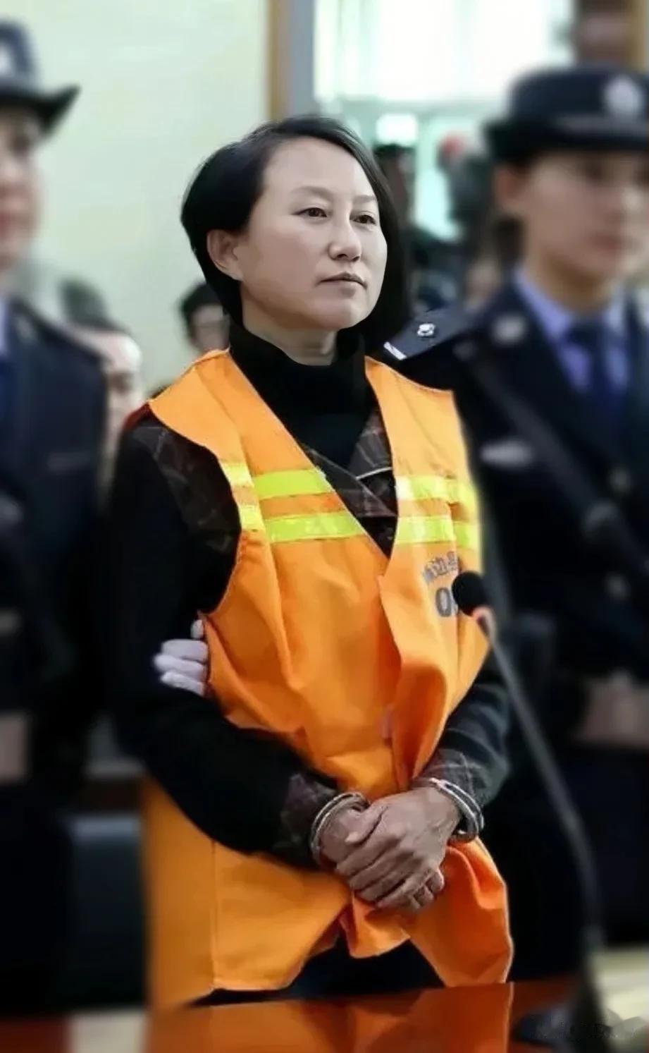 神木县农商银行行长龚爱爱，被小白脸骗走2个亿后跳楼，为情所伤的她本想一走了之，但