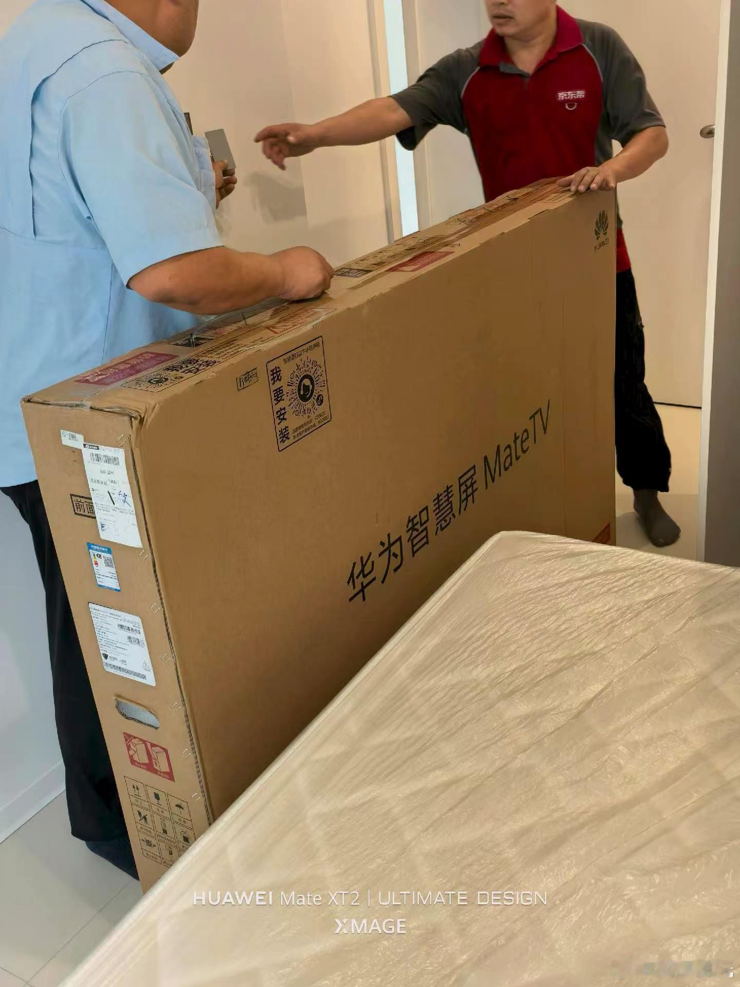 新房卧室电视一直没装国庆刚发布的华为 MateTV2 立马下单了现在师傅上门安了