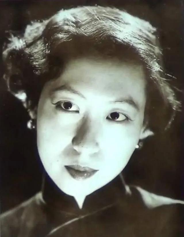 1956年2月深夜，赖雅走进了张爱玲的房间，俩人正在交谈时。突然，赖雅开始靠近张