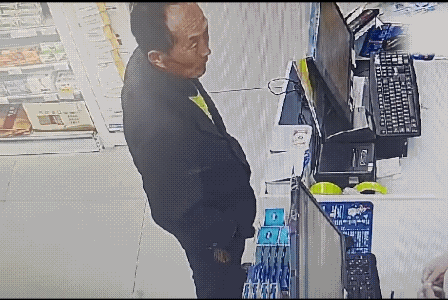 如果能治好他的病，就当做善事，让他摸一下吧。