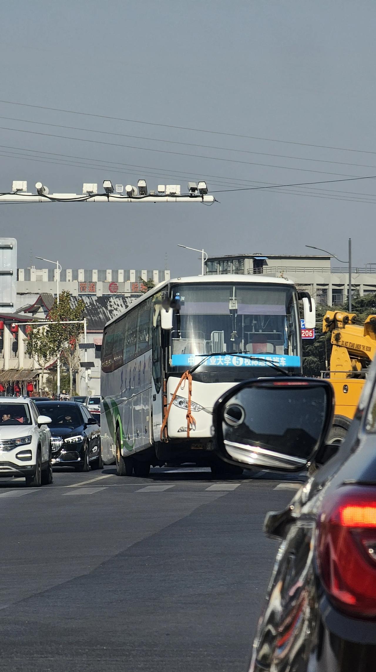 铜山新区北京路大润发路口，一辆中国矿业大学的班车被吊机吊起，占据半幅路面，不知之