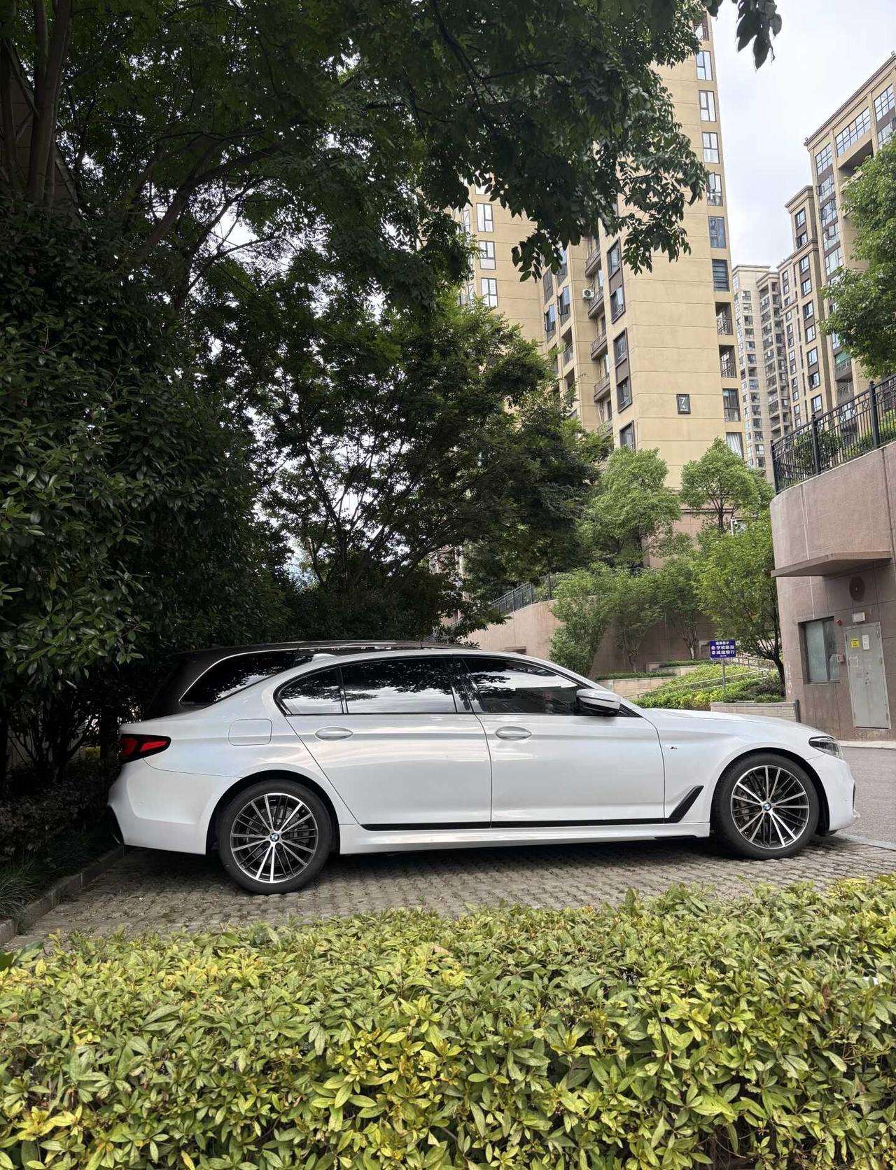 我的小宝马，不值钱了哦！咳🚗
宝马5系 车超级好开，操控性没得说，外观喜欢。除
