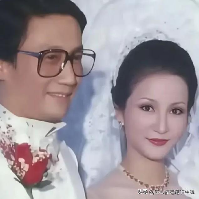 谢贤的妻子狄波拉年轻时颜值惊艳，这张是二人1979年大婚的婚纱合照，称得上闭月羞