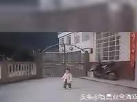 震惊了，女子外出打工，思念留守儿子，没通知婆婆，就跟老公临时回了老家。不料刚一到