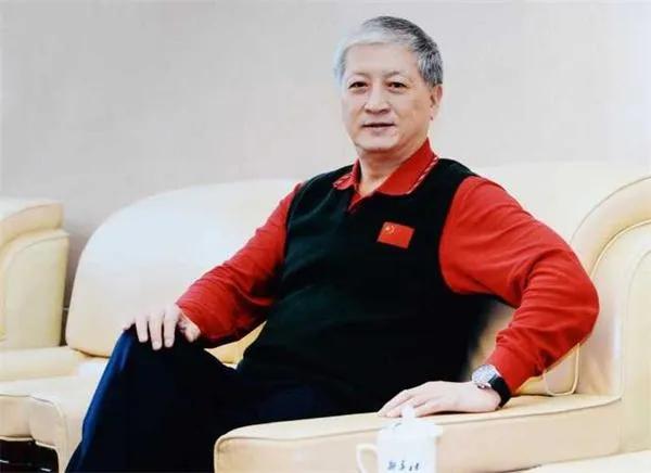 1996年，贺龙之子贺鹏飞推开香港商人徐增平的门，进屋就说：“你去帮忙买下瓦良格