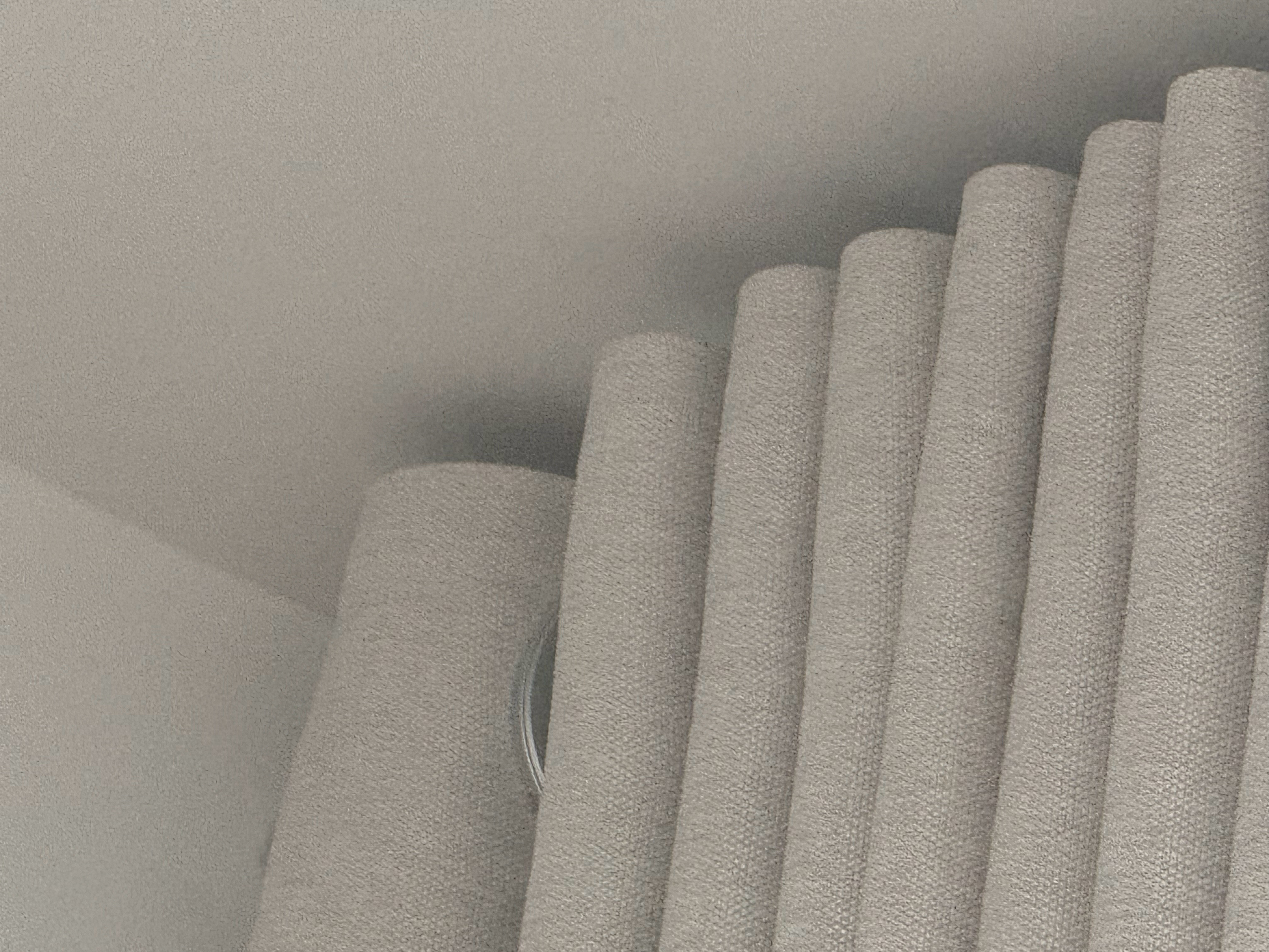 每日一善  墙：静默的边界与时光的肌理墙，是建筑最质朴的宣言，是空间与世界对话的