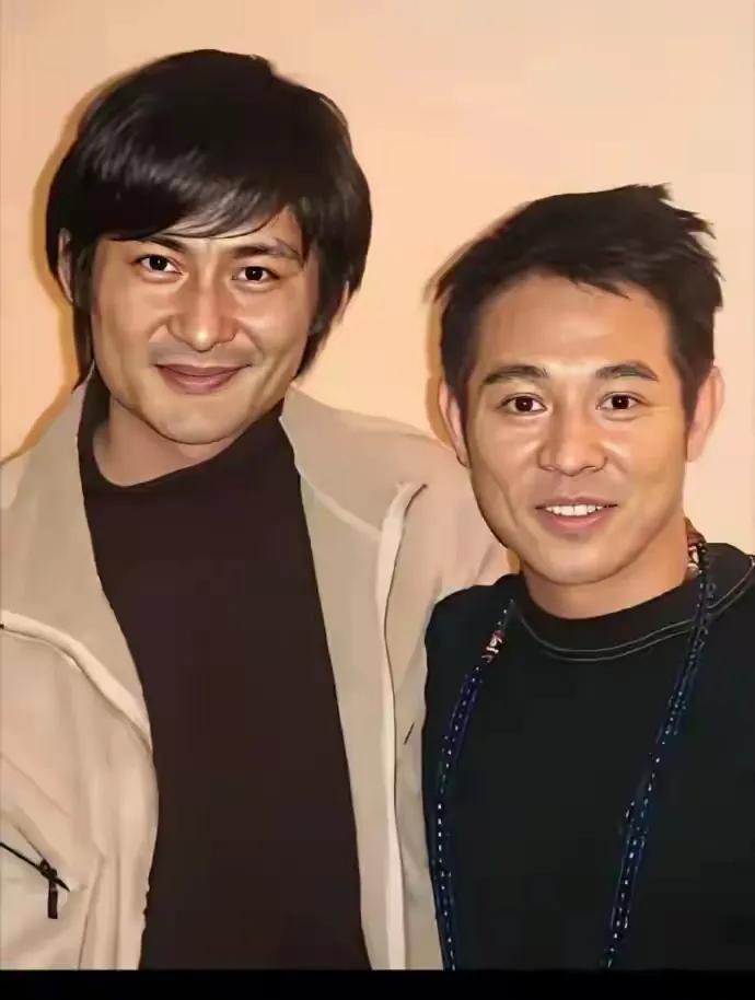 和李连杰大师合影的这位，有人说是景岗山也有人说是黄安。到底是那位，看看你的眼力。