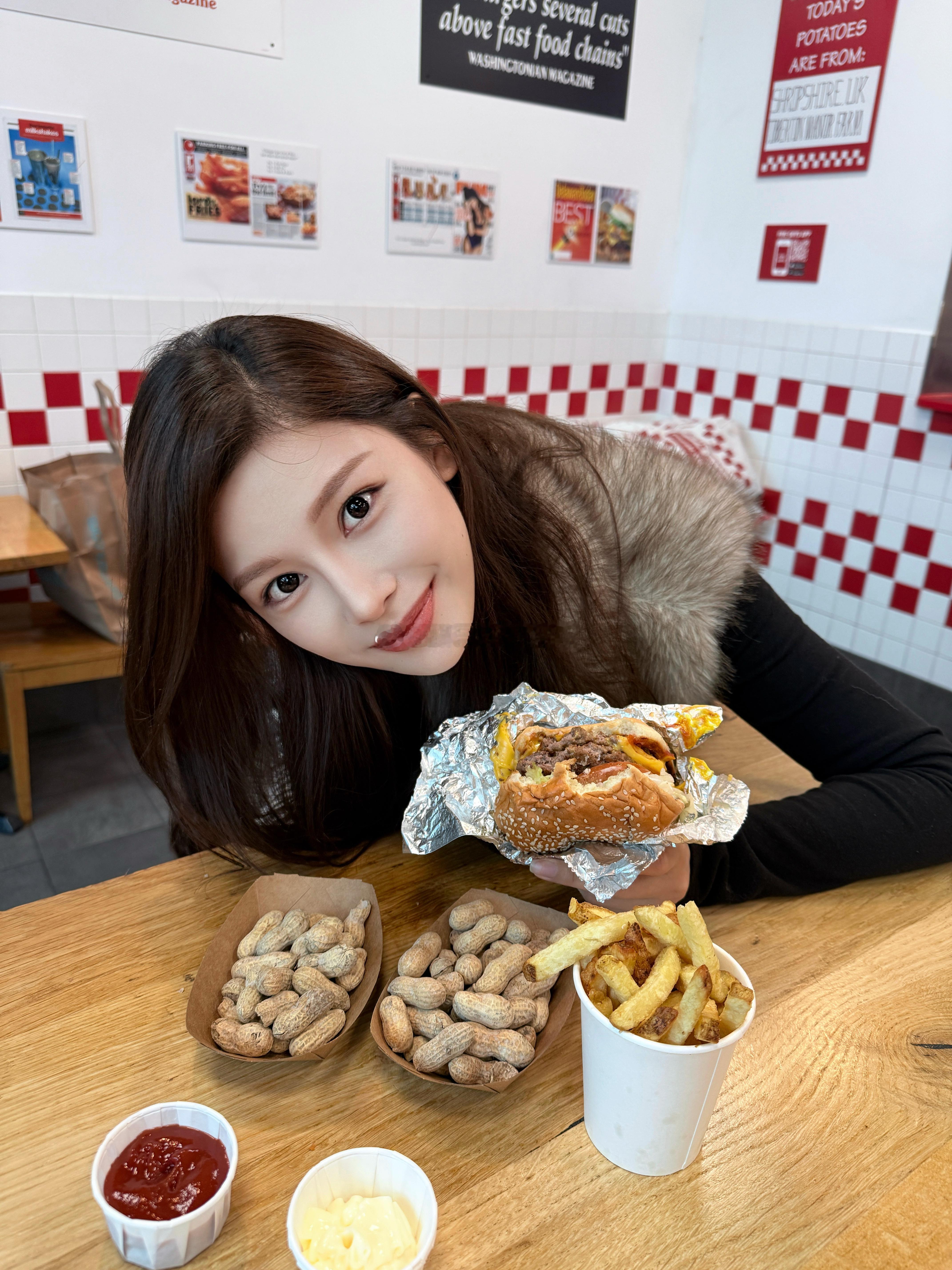 爱吃点小汉堡🍔  ​​​