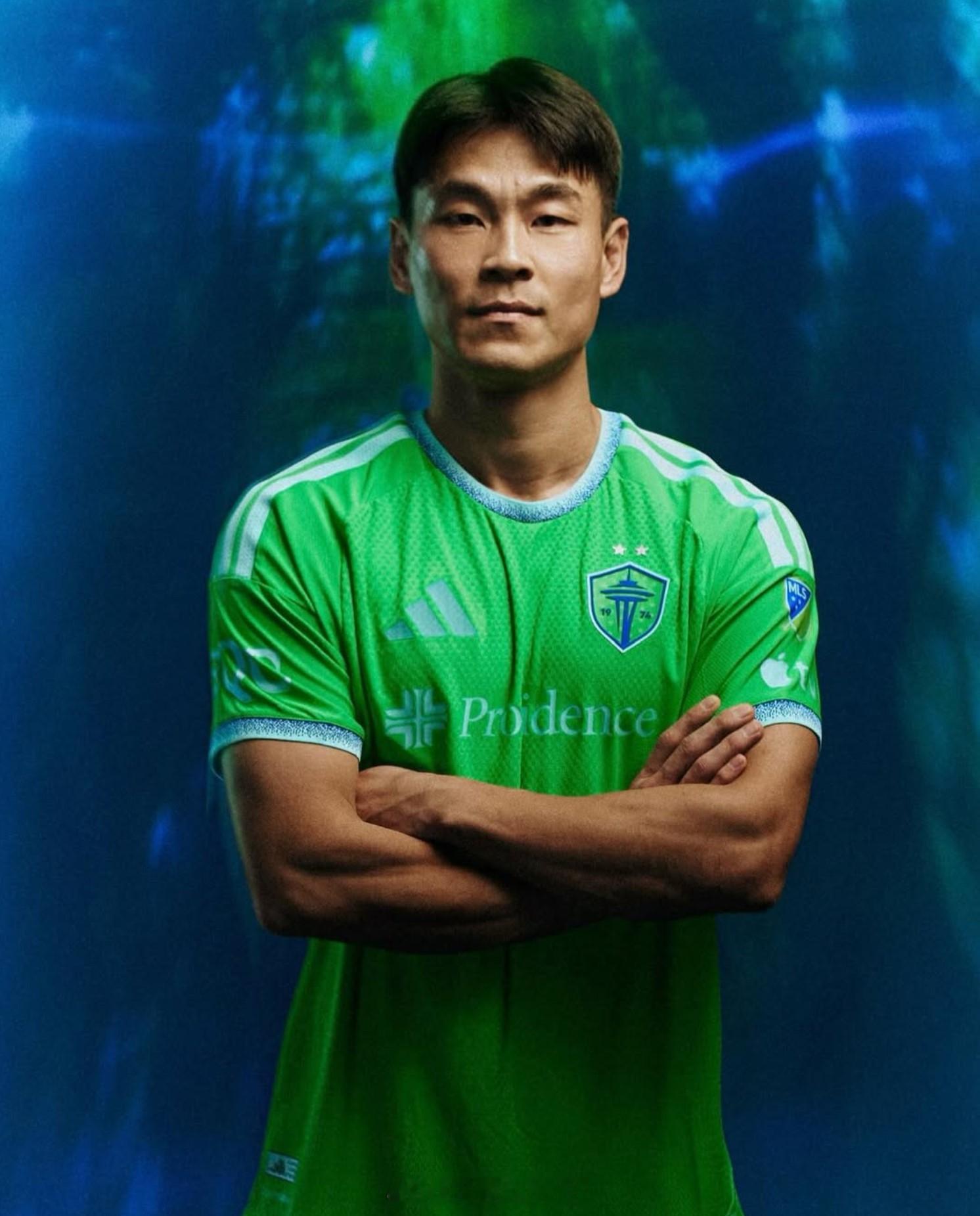 36岁的上海申花旧将金基禧展示新赛季球衣，准备开启职业生涯第16个赛季。金基禧配