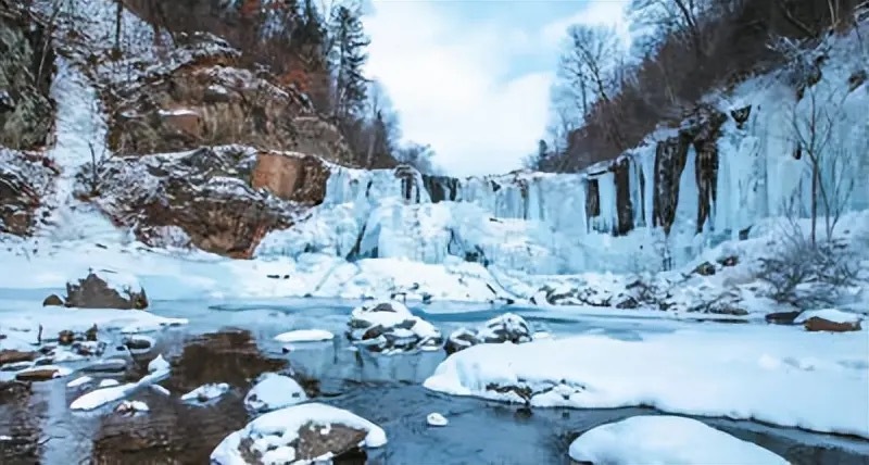 作为一名从南方来吉林滑雪的“发烧友”，这几年我亲眼见证、亲身感受到了这里翻天覆地