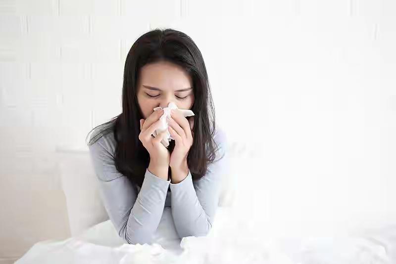 最近身边好多人都在擤鼻涕、打喷嚏，以为是流感，结果检测出来是鼻病毒！中疾控刚提醒