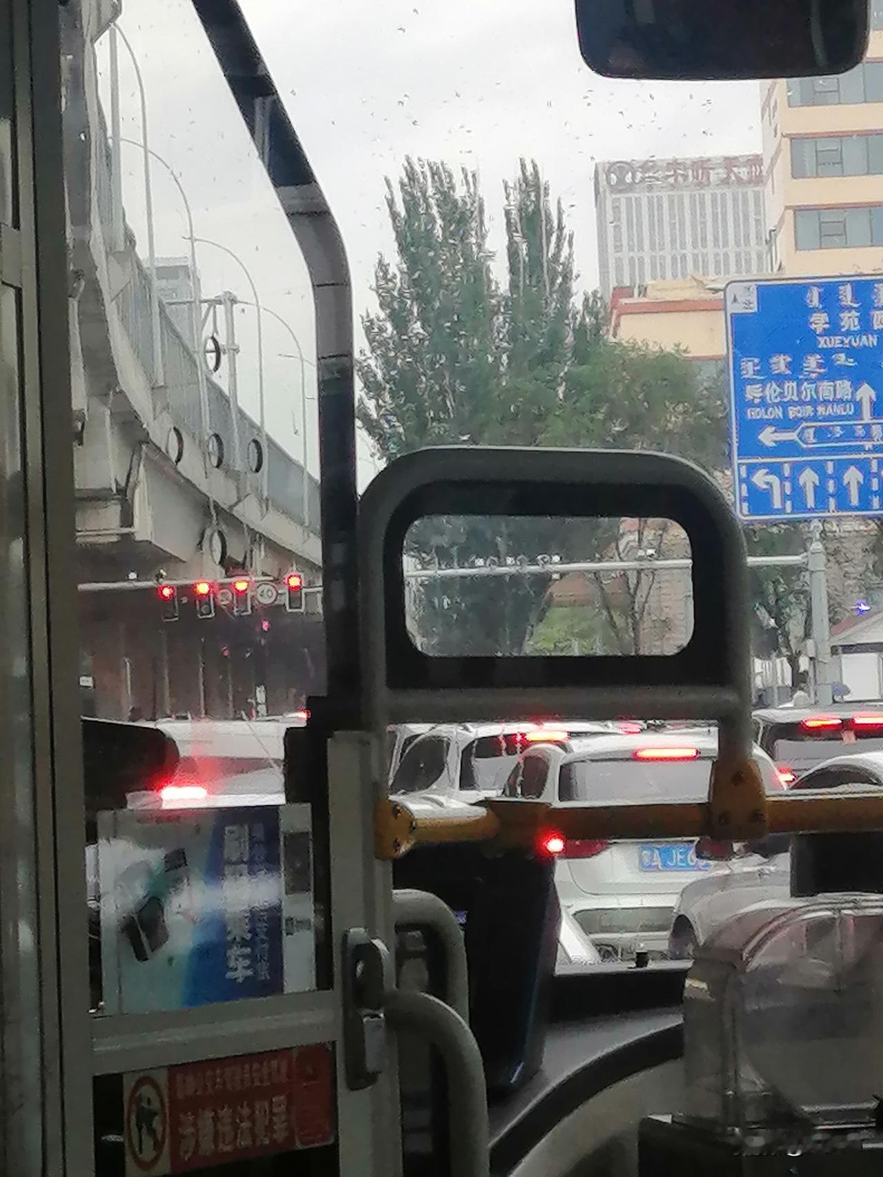 一场小雨就考验了呼和浩特市的交通，赛罕区政府到宾悦大酒店500米，整整要半个小时