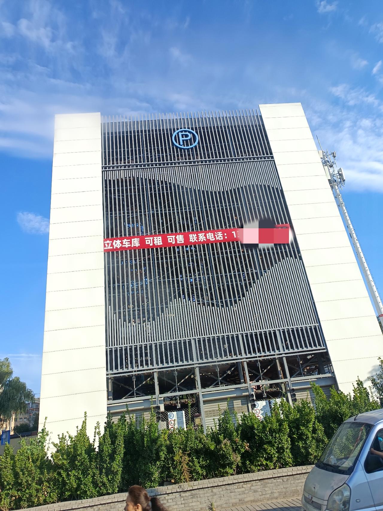 华清西路这个立体停车位建成很多年，路过好几次都看见空位空着，地面反倒绕着圈找车位