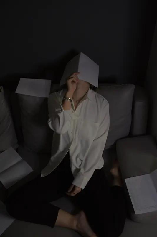 5月11日山东临沂，男子为泄愤将女邻居手机号写在厕所隔间，配文“卖”“约”等字样