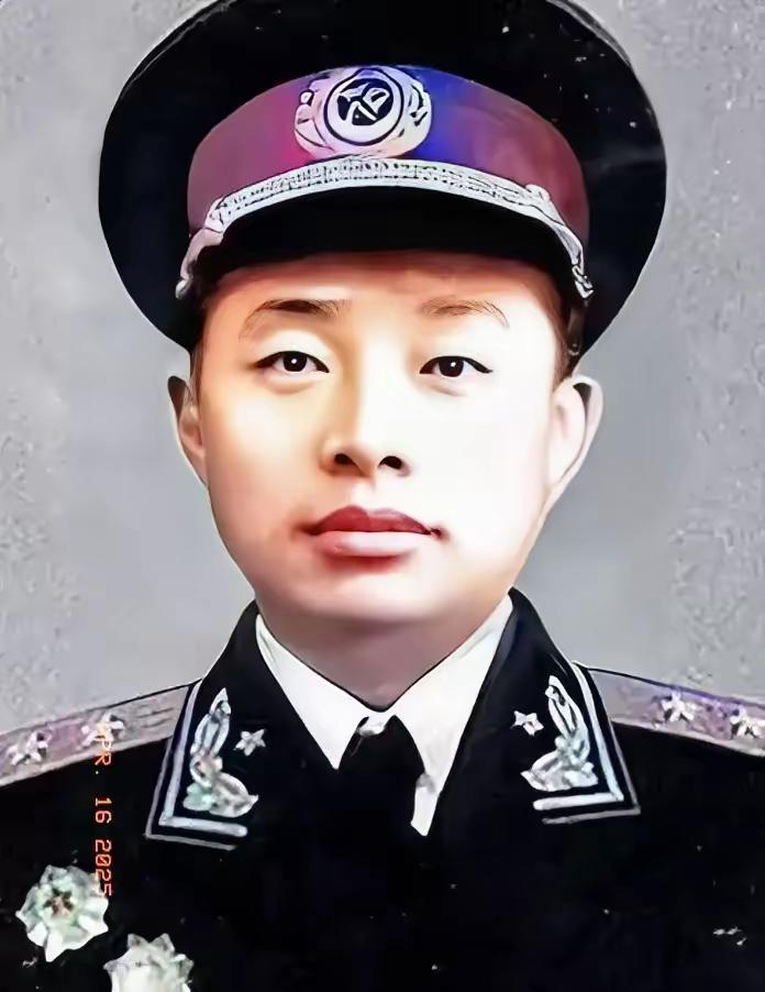 1955年，这张年轻稚嫩的面庞，却肩扛中将军衔，实在令人惊叹，这位将军便是“万岁