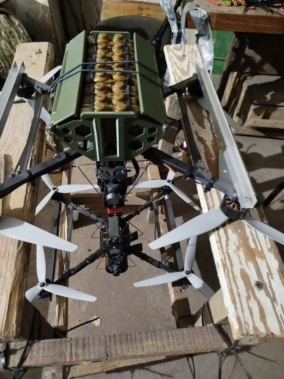 俄军改装的无人轰炸机，机身是装有16枚PFM-1“花瓣”杀伤人员地雷的Preda