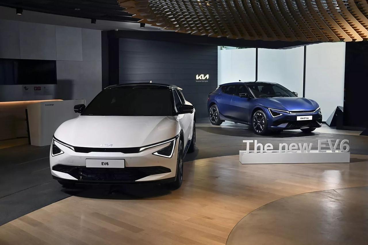 新款起亚EV6在韩国亮相，新车里外设计包括电池等方面都进行了升级，前脸的变化尤为