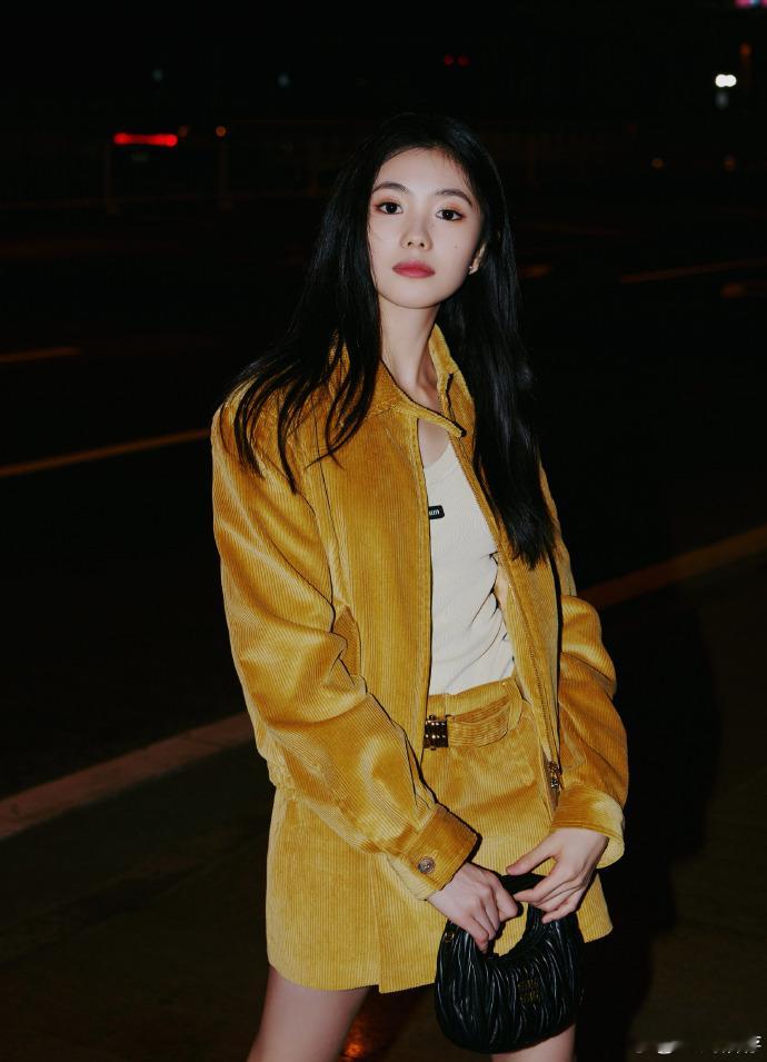 #刘浩存看MiuMiu大秀#刘浩存以 MiuMiu 品牌大使之姿即将前往巴黎，机