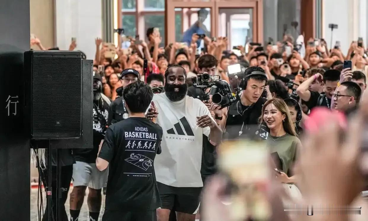 今日快船客场战胜爵士，詹姆斯哈登拿到16分10助攻和4次抢断，帮助球队客场击败爵