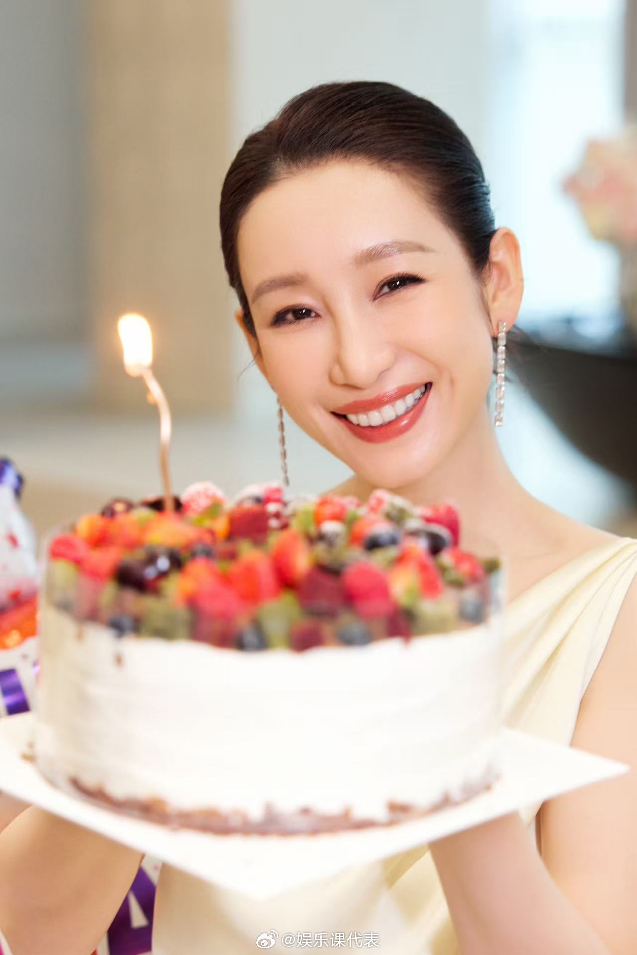秦海璐万物皆可生日蛋糕秦海璐手握labubu 秦海璐把佛卡恰当蛋糕、贝果当蛋糕创