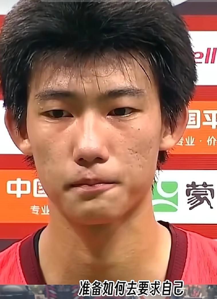 0比5那个比分挂出来，重庆夜场一下子安静得不正常。上半场就0比3，下半场达巴格又