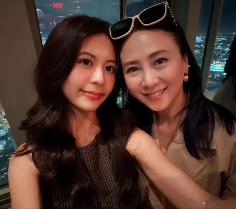 翁虹女儿迎来19岁生日，一家三口温馨庆祝。照片里，女儿出落得亭亭玉立，翁虹依旧明