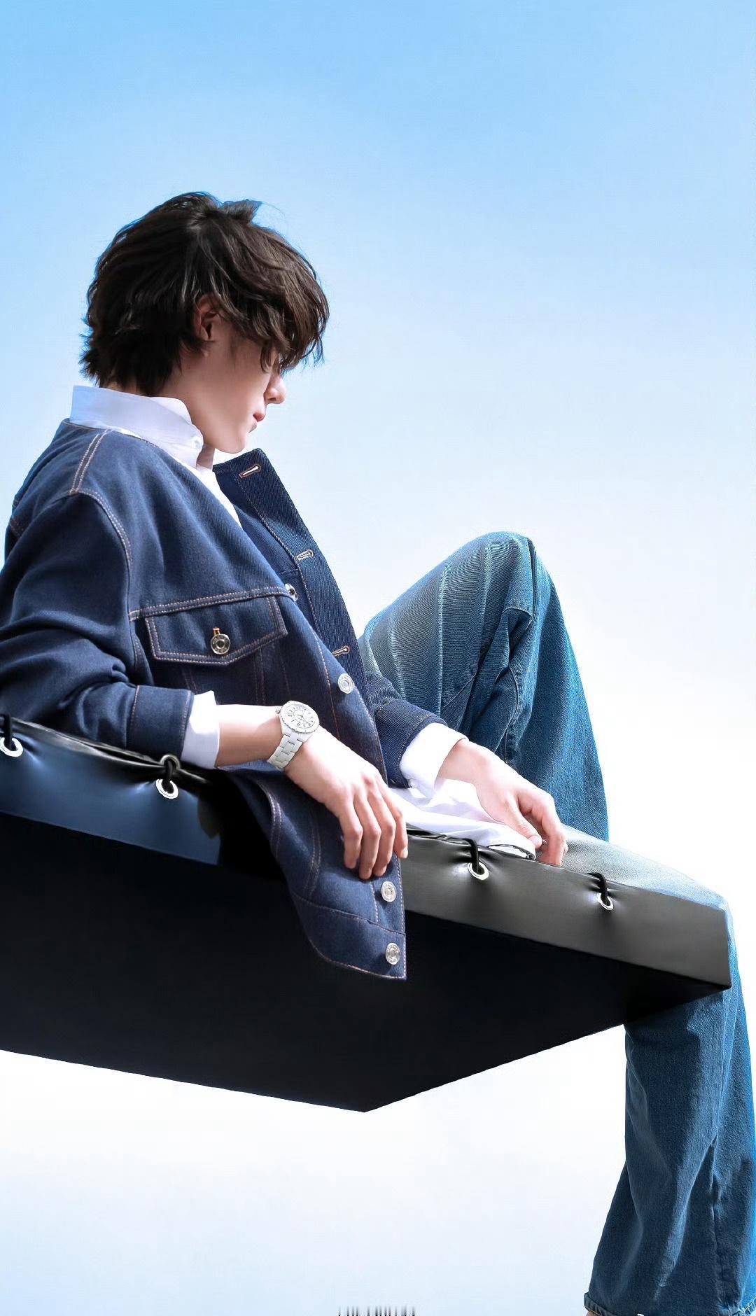 王一博整体造型兼具英伦绅士感与高级感，传递出从容不迫的优雅气质。在复古光影的拍摄