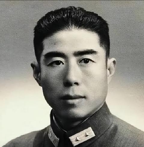 1944年8月25日，河南伊川白元乡的一间酒楼里，一个"大汉奸"正陪着8个日本军