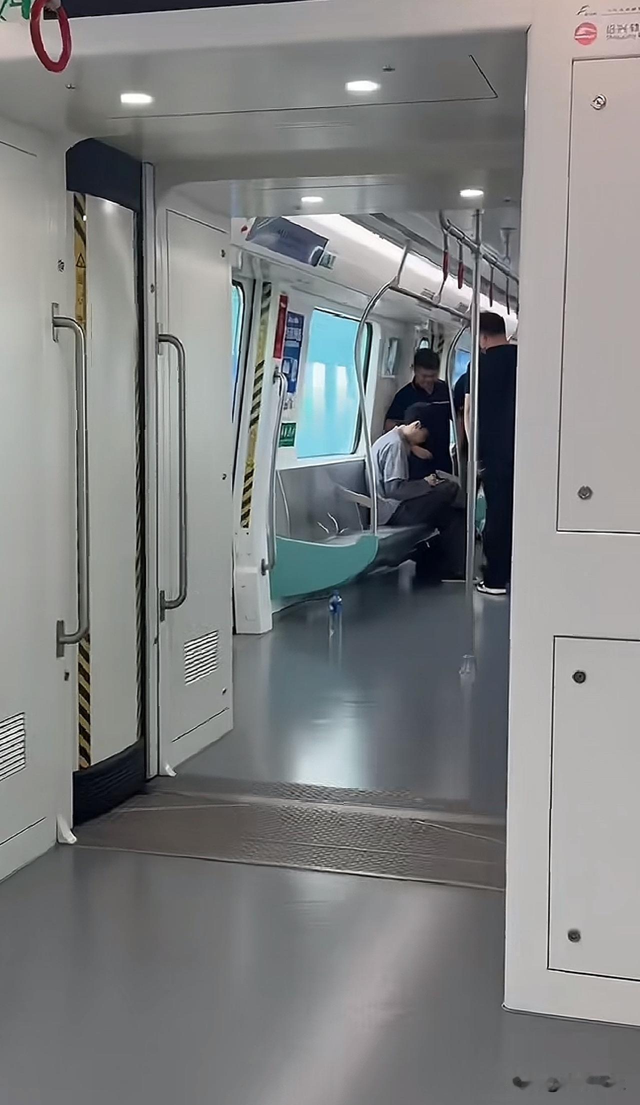 绍兴地铁偶遇张艺兴
张艺兴