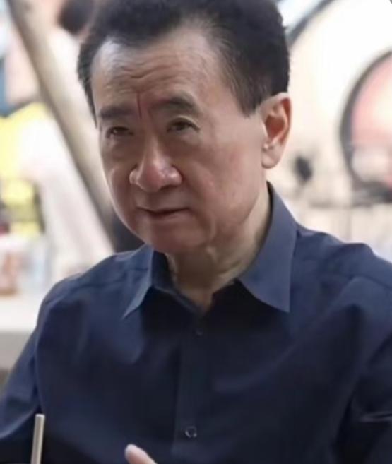 王健林现在再去卖万达广场，已经不是“卖几座救急”这么简单了。
从2023年至今，