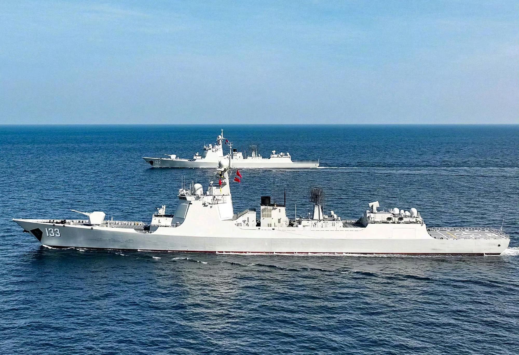 东部战区舰艇编队赴西太平洋演训中国海军改进型052D导弹驱逐舰133包头舰编队今