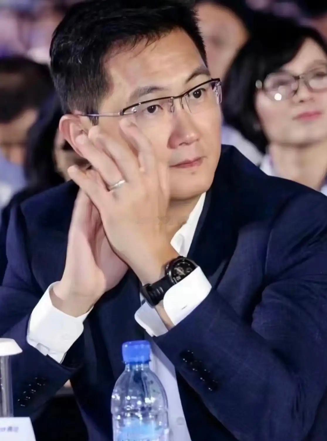 外卖员送餐途中在电梯大便被拍下2026年6月3日，腾讯客服确认微信正与华为、荣耀