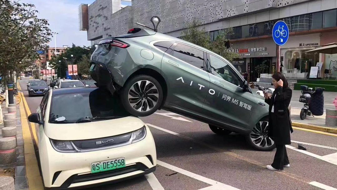 “问界碾压比亚迪”[吃瓜][doge]官方通告来了：用户误将加速踏板当作制动踏板